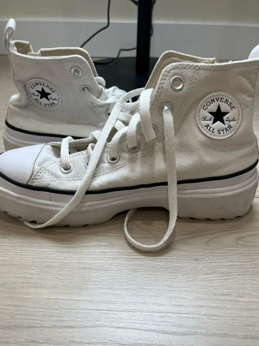 Converse Chuck Taylor® All Star® Lugged Lift Platform Canvas (Big Kid) Size 5 - Picture 2 of 9